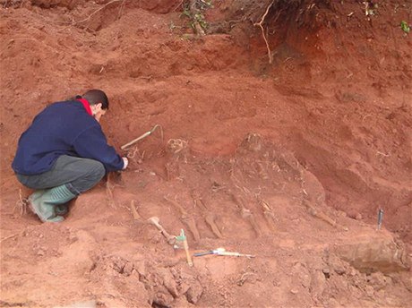 Policie 25. dubna odkryla v Rudníku na Trutnovsku ostatky dalích dvou lidí. 