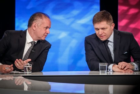 Andrej Kiska (vlevo) a Robert Fico v pedvolební televizní debat.