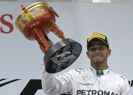Lewis Hamilton slaví vítzství ve Velké cen íny