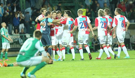 Fotbalisté Slavia se radují po výhe nad Bohemians 1905