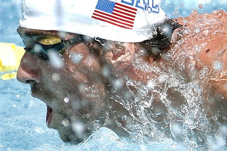 Michael Phelps v prvním závod po návratu do bazénu
