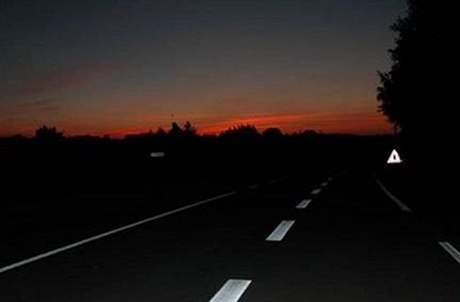 Silnice v noci (ilustraní).
