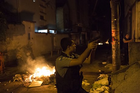 Brazilská policie zasahuje bhem pouliních nepokoj v Riu.