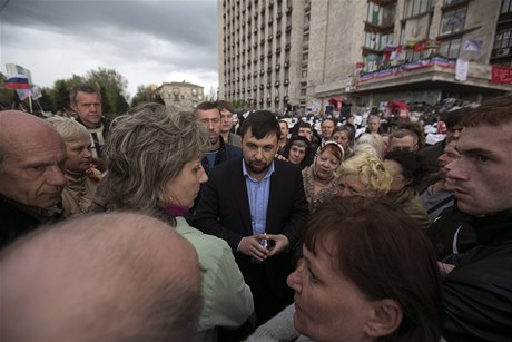 Lidový gubernátor Doncké lidové republiky Denis Puilin (uprosted v modré koili).