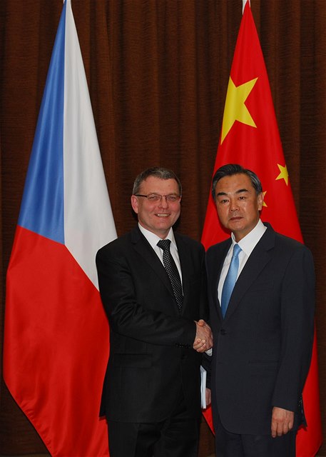 eský ministr zahranií Lubomír Zaorálek (vlevo) se svým ínským protjkem Wang Im.
