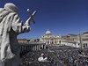 Pape Frantiek slouí na Svatopetrském námstí ve Vatikánu velikononí mi pro desetitisíce vících