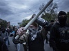 Prorutí radikálové s holemi v rukou pochodují ulicemi Doncku