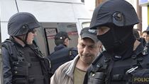 Kriminalisté z Útvaru pro odhalování organizovaného zločinu (ÚOOZ) zasahovali 25. dubna na několika místech Prahy kvůli podezření z vydání a distribuce knihy, která šíří rasismus, antisemitismus, xenofobii a násilí proti takzvaným méněcenným rasám. Kriminalisté z Útvaru pro odhalování organizovaného zločinu (ÚOOZ) zasahovali 25. dubna na několika místech Prahy kvůli podezření z vydání a distribuce knihy, která šíří rasismus, antisemitismus, xenofobii a násilí proti takzvaným méněcenným rasám.