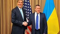 Ministři zahraničí USA a Ukrajiny John Kerry a Andrij Deščycja před čtyřstranným jednáním o Ukrajině 17. dubna v Ženevě. Ministři zahraničí USA a Ukrajiny John Kerry a Andrij Deščycja před čtyřstranným jednáním o Ukrajině 17. dubna v Ženevě.