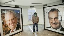 Prezidentské kandidáty vyřízl z billboardu a zarámoval. Vydělal na nich dva miliony. Prezidentské kandidáty vyřízl z billboardu a zarámoval. Vydělal na nich dva miliony.