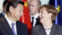 Německá kancléřka Angela Merkelová a čínský prezident Si Ťin-pching v družné debatě 28. března v Berlíně. Německá kancléřka Angela Merkelová a čínský prezident Si Ťin-pching v družné debatě 28. března v Berlíně.