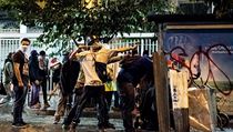 Opoziční demonstranti se střetli s policejními silami v hlavním městě Venezuely Caracasu i 2. dubna. Od poloviny února do současnosti přišlo během protivládních demonstrací o život minimálně 39 lidí. Opoziční demonstranti se střetli s policejními silami v hlavním městě Venezuely Caracasu i 2. dubna. Od poloviny února do současnosti přišlo během protivládních demonstrací o život minimálně 39 lidí.