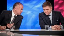 Andrej Kiska (vlevo) a Robert Fico v předvolební televizní debatě. Andrej Kiska (vlevo) a Robert Fico v předvolební televizní debatě.