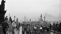 Okupační vojska na Karlově mostě v Praze 15. března 1939. Okupační vojska na Karlově mostě v Praze 15. března 1939.