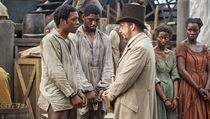 Chiwetel Ejiofor (vlevo) v hlavní roli Solomona Northupa. Chiwetel Ejiofor (vlevo) v hlavní roli Solomona Northupa.