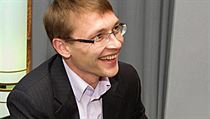 Leonid Karabeškin vidí náznaky toho, že politická elita Estonska si je přešlapů vědoma a že politika vůči estonským Rusům by se mohla změnit k lepšímu. Leonid Karabeškin vidí náznaky toho, že politická elita Estonska si je přešlapů vědoma a že politika vůči estonským Rusům by se mohla změnit k lepšímu.