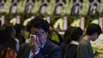Muž pláče nad oběťmi havárie trajektu Sewol. | na serveru Lidovky.cz | aktuální zprávy