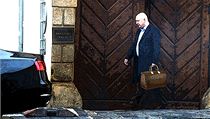 Koláž ukazuje generálního ředitele ČEZ Daniela Beneše u Hrzánského paláce, někdejšího sídla Jany Nečasové (Nagyové) | na serveru Lidovky.cz | aktuální zprávy