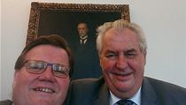 Selfie Zdeňka Škromacha s prezidentem Milošem Zemanem (v pozadí obraz Tomáše G. Masaryka). | na serveru Lidovky.cz | aktuální zprávy