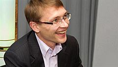 Leonid Karabeškin vidí náznaky toho, že politická elita Estonska si je přešlapů vědoma a že politika vůči estonským Rusům by se mohla změnit k lepšímu. Leonid Karabeškin vidí náznaky toho, že politická elita Estonska si je přešlapů vědoma a že politika vůči estonským Rusům by se mohla změnit k lepšímu.