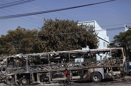  Brazilský gang spojovaný s nelegálním obchodem s drogami zpustoil v úterý ambulantní lékaské stedisko a zapálil devt mstských autobus pi potykách s policií ve mst Rio de Janeiro.