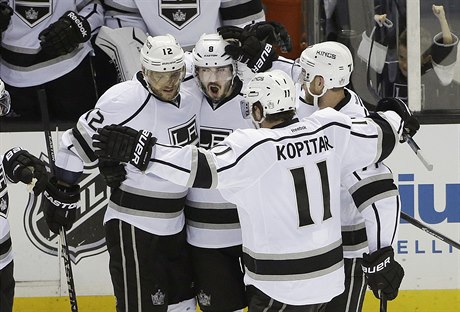 Obránce Los Angeles Kings Drew Doughty (druhý zleva) slaví se spoluhrái gól...