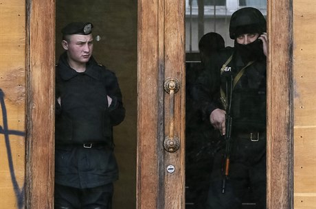 Policie hlídá budovu regionálního parlamentu v Odse.