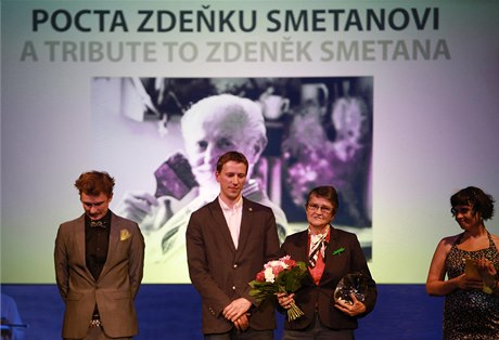 Festival Anifilm zahájil ocenním Zdeka Smetany. Ocenní pevzala od editele festivalu Tomáe Rychetského (druhý zleva) Smetanova dcera Vra Beneová (druhá zprava).