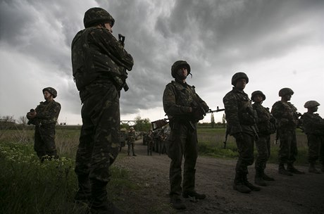 Ukrajinský voják pi akci poblí msta Slavjansk.