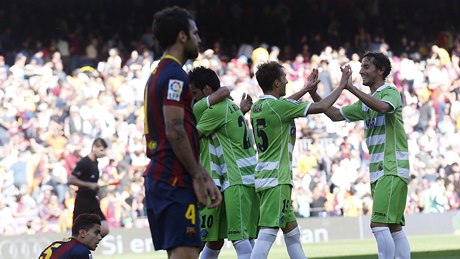 Zklamání a radost. Fotbalisté Barcelony pihlíí slavícímu soupei.