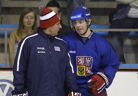 Útoník Jaromír Jágr (vpravo) a trenér Vladimír Rika 6. kvtna v Praze na tréninku eské hokejové reprezentace. 