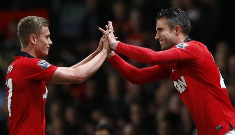 James Wilson (vlevo) a Robin Van Persie.