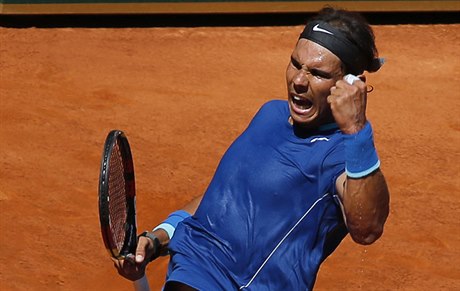 Rafael Nadal po jednom z vítzných úder.