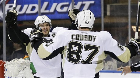Chris Kunitz a Sidney Crosby slaví gól Pittsburghu.