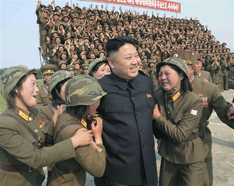 Kim ong-un obklopený dojatými severokorejskými vojakami (ilustraní...