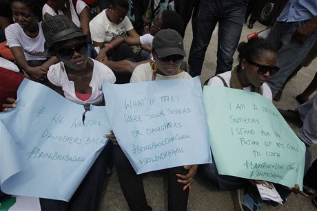 Rodiny unesených kolaek protestují. ádají vládu, aby dívky zachránila.