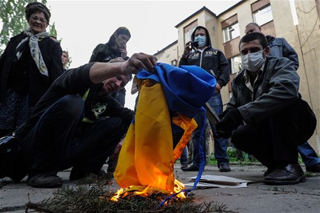 Prorutí radikálové v Doncku pálí ukrajinskou vlajku.