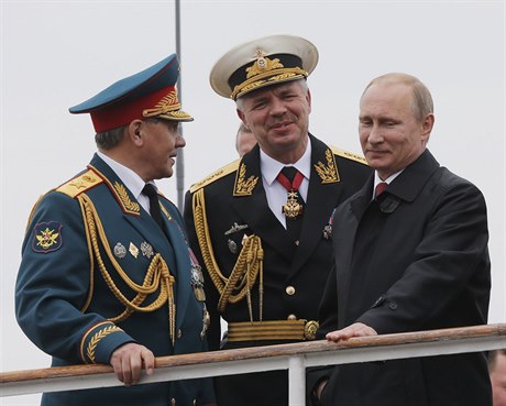 Ruský ministr obrany Sergej ojgu (vlevo) a prezident Vladimir Putin (vpravo) s...