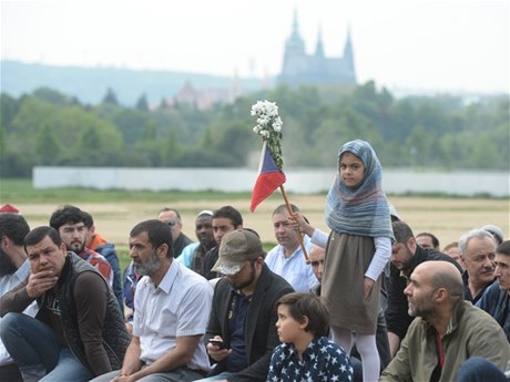 Muslimové ijící v echách se 2. kvtna seli poblí ministerstva vnitra na Letné k protestní modlitb kvli nedávnému policejnímu zásahu v objektech Islámské nadace v centru Prahy.