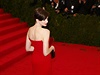 Hereka Anne Hathawayová ve zvolené rudé rób splývala s kobercem.