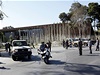Bezpenostn opaten ped budovou parlamentu v Tripolisu.