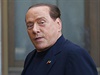 Bval italsk premir Silvio Berlusconi se dostavil do domova pro seniory u...