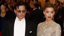 Johnny Depp se svou snoubenkou modelka Amber Heard.