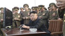 Kim Čong-un s armádními důstojníky. | na serveru Lidovky.cz | aktuální zprávy