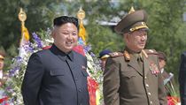 Severokorejský vůdce Kim Čong-un (uprostřed) obklopený prominenty režimu... | na serveru Lidovky.cz | aktuální zprávy
