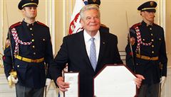 Nmecký prezident Joachim Gauck na státní návtv eské republiky dostal od...