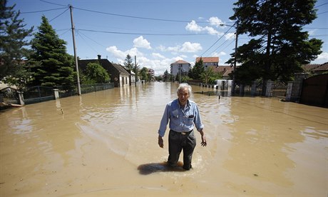 Mu kráící vodou v povodnmi nejpostienjí obci Obrenovac.