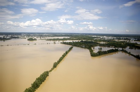 Zaplavená pda poblí bosenského Oraje (archivní snímek z kvtna).
