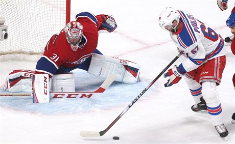 Benoit Pouliot z New Yorku Rangers ped brankáem Pricem.