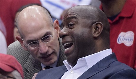 Komisa NBA Adam Silver (vlevo) hovoí s Magicem Johnsonem